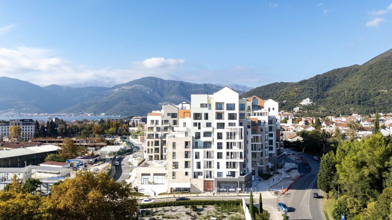 Квартира в Тивате, Черногория, 200 м² - фото 1