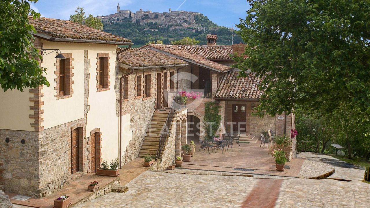 Отель, гостиница в Тоди, Италия, 1 571.75 м² - фото 1