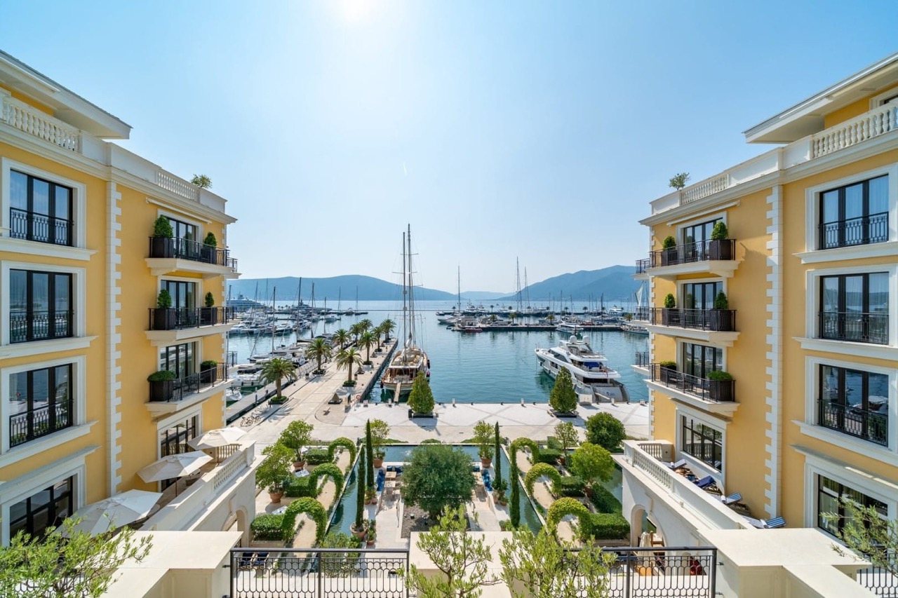 Апартаменты в Тивате, Черногория, 178 м² - фото 1