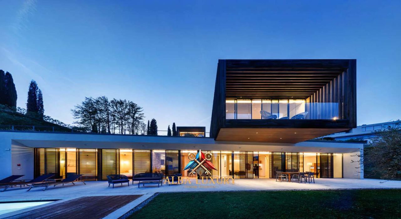 Вилла в Гардоне-Ривьера, Италия, 400 м² - фото 1