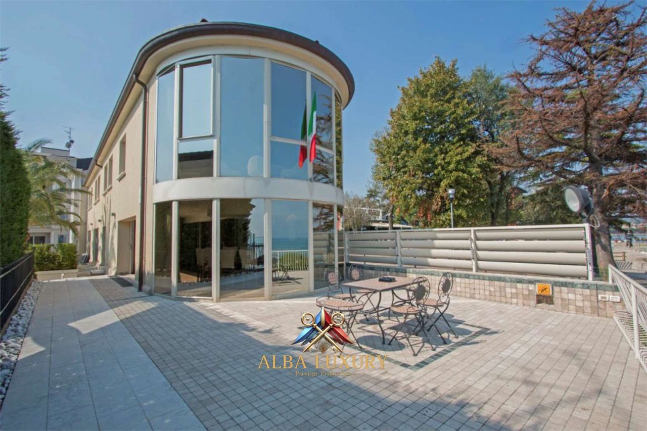 Вилла в Дезенцано-дель-Гарда, Италия, 383 м² - фото 1