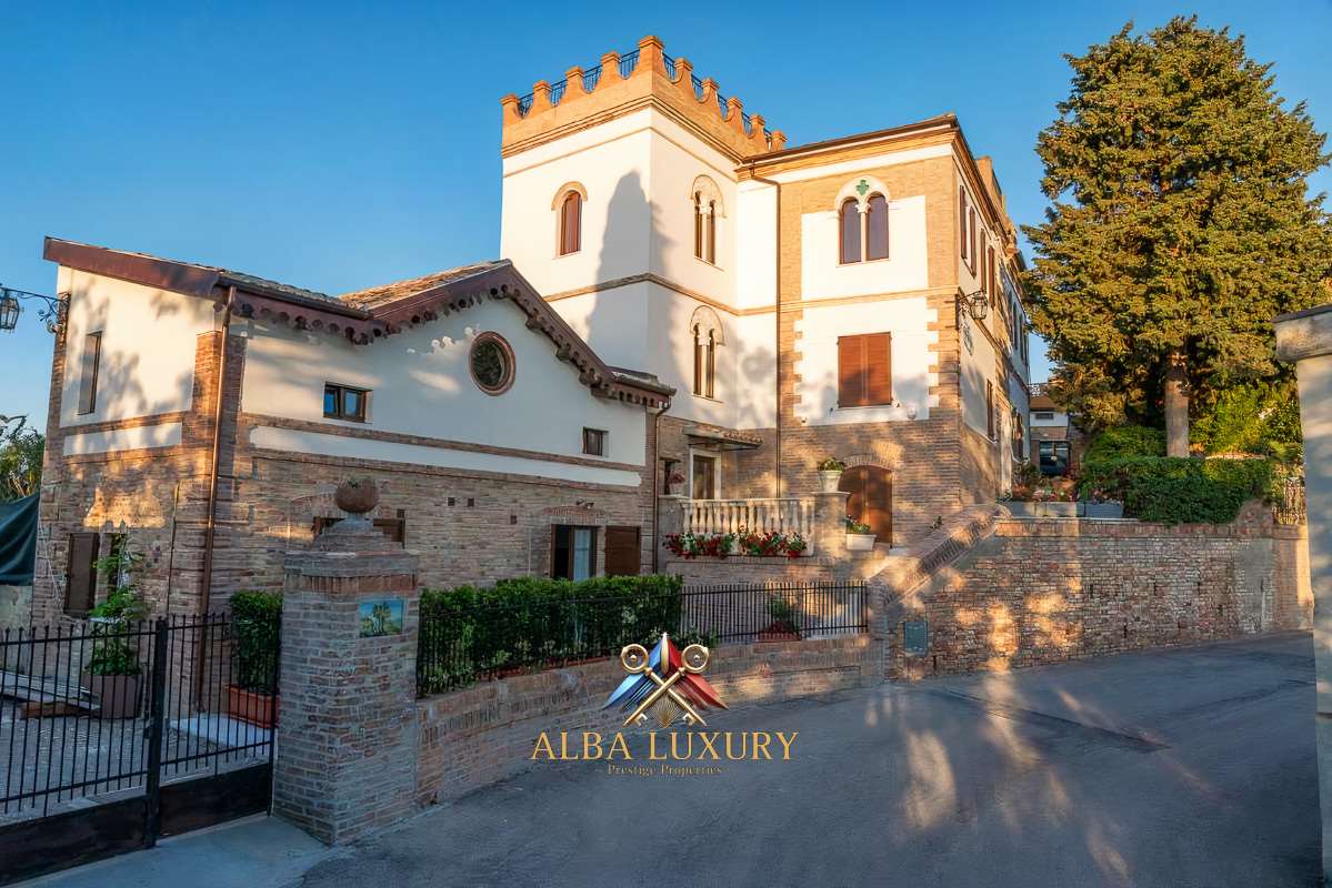 Вилла в Терамо, Италия, 550 м² - фото 1