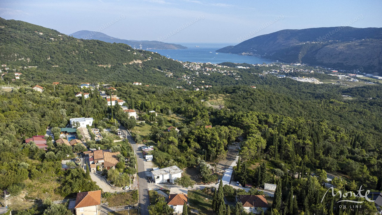 Земля в Херцег-Нови, Черногория, 1 830 м² - фото 1