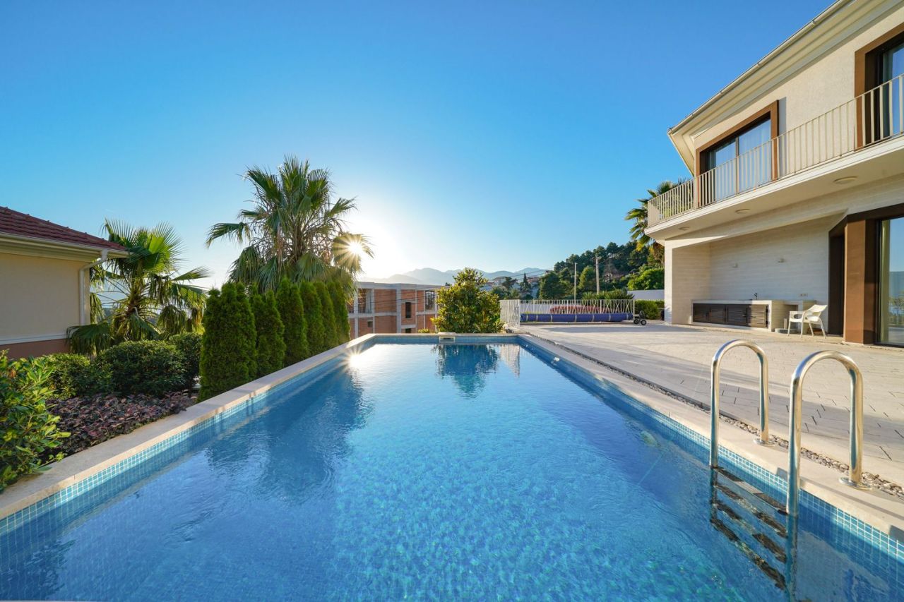 Вилла в Тивате, Черногория, 285 м² - фото 2