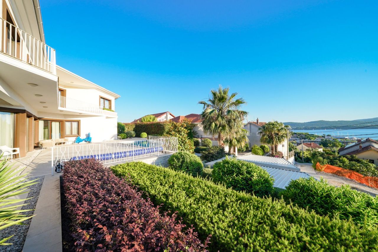 Вилла в Тивате, Черногория, 285 м² - фото 3