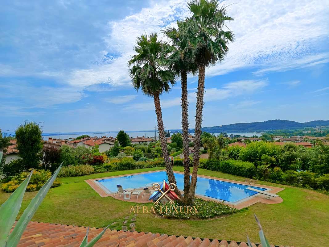 Вилла в Паденге-суль-Гарде, Италия, 850 м² - фото 1