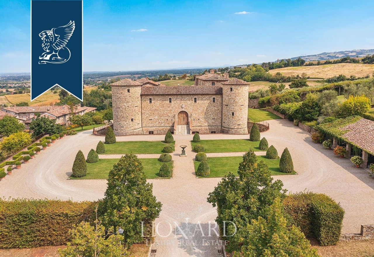 Замок в Пьяченце, Италия, 4 000 м² - фото 1