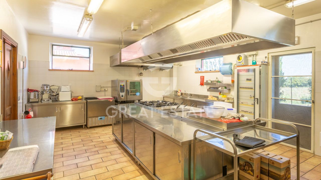 Отель, гостиница в Сполето, Италия, 759.2 м² - фото 14