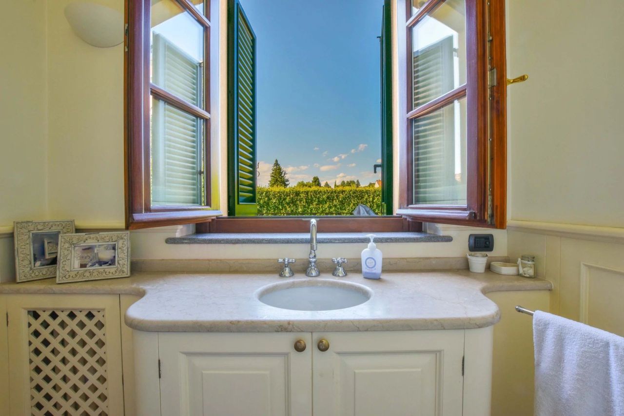 Вилла в Галларате, Италия, 550 м² - фото 11