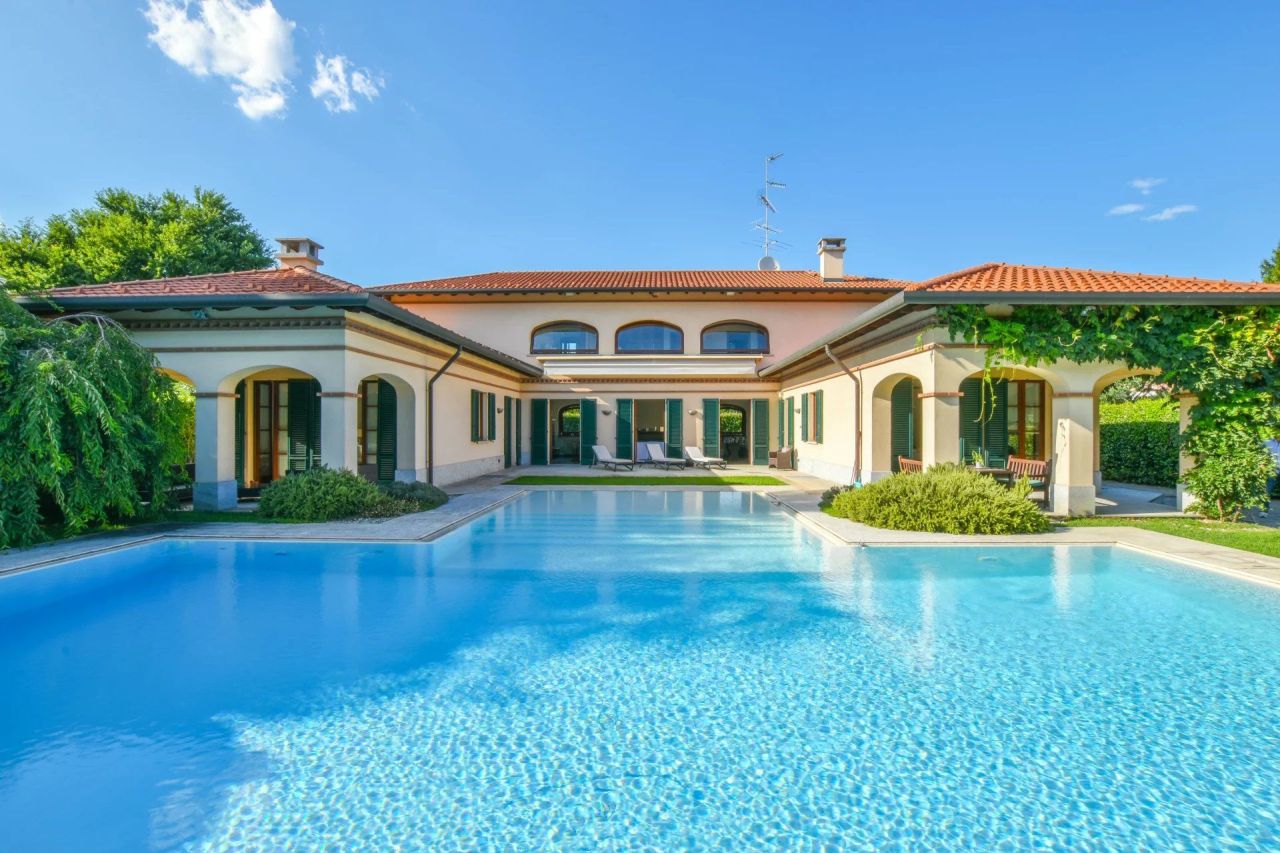 Вилла в Галларате, Италия, 550 м² - фото 1