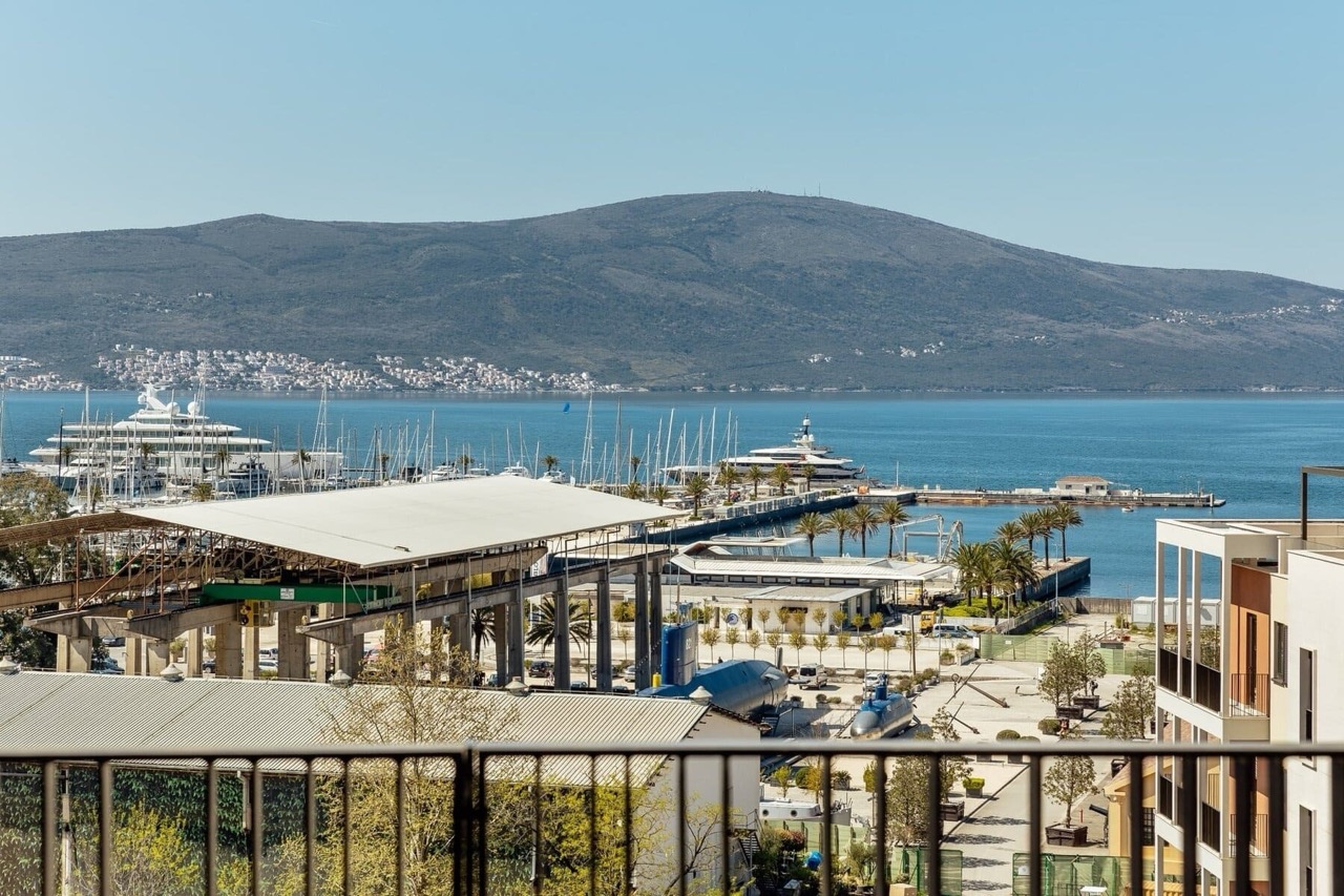 Квартира в Тивате, Черногория, 87 м² - фото 1