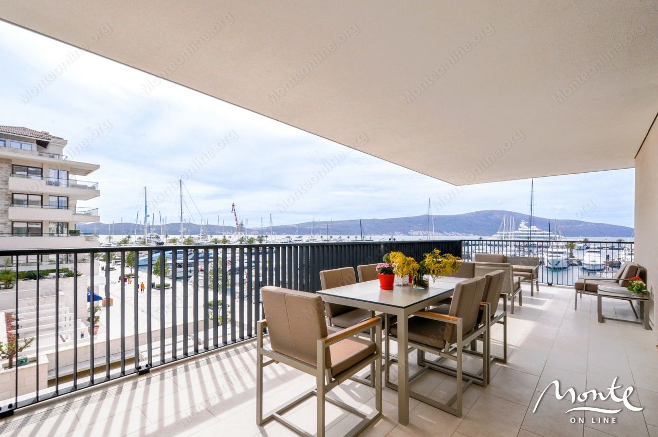 Апартаменты в Тивате, Черногория, 215 м² - фото 1