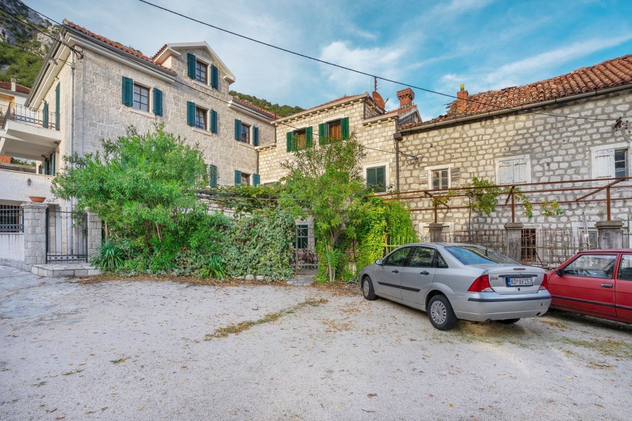 Вилла в Которе, Черногория, 250 м² - фото 1