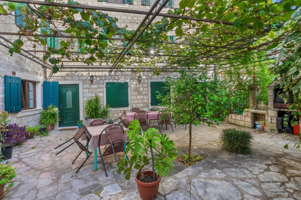 Вилла в Которе, Черногория, 250 м² - фото 2