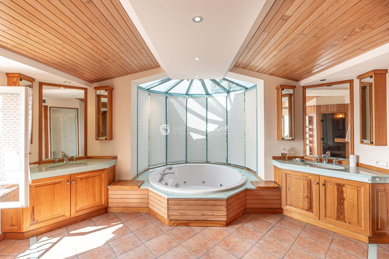 Вилла в Гольф-Жуан, Франция, 350 м² - фото 16