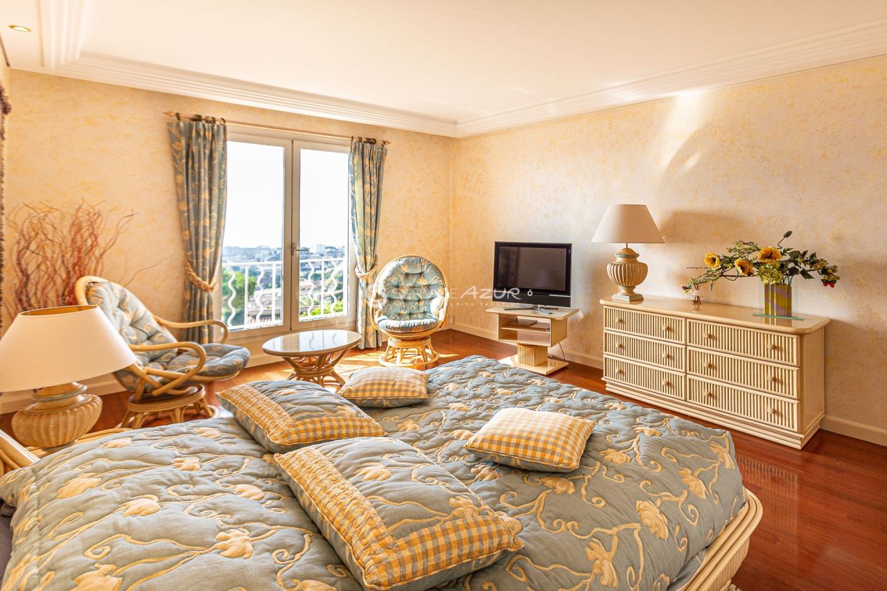 Вилла в Гольф-Жуан, Франция, 350 м² - фото 18