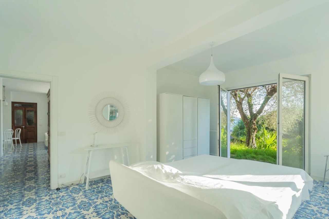 Вилла у озера Орта, Италия, 450 м² - фото 17