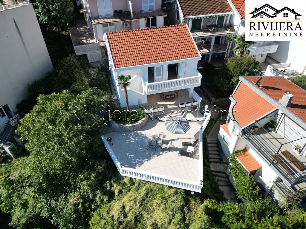 Дом в Херцег-Нови, Черногория, 105 м² - фото 1