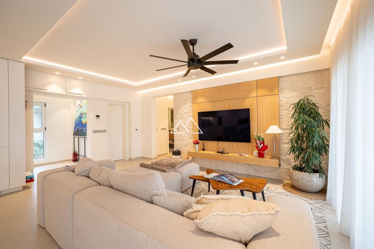 Апартаменты в Тивате, Черногория, 122 м² - фото 2