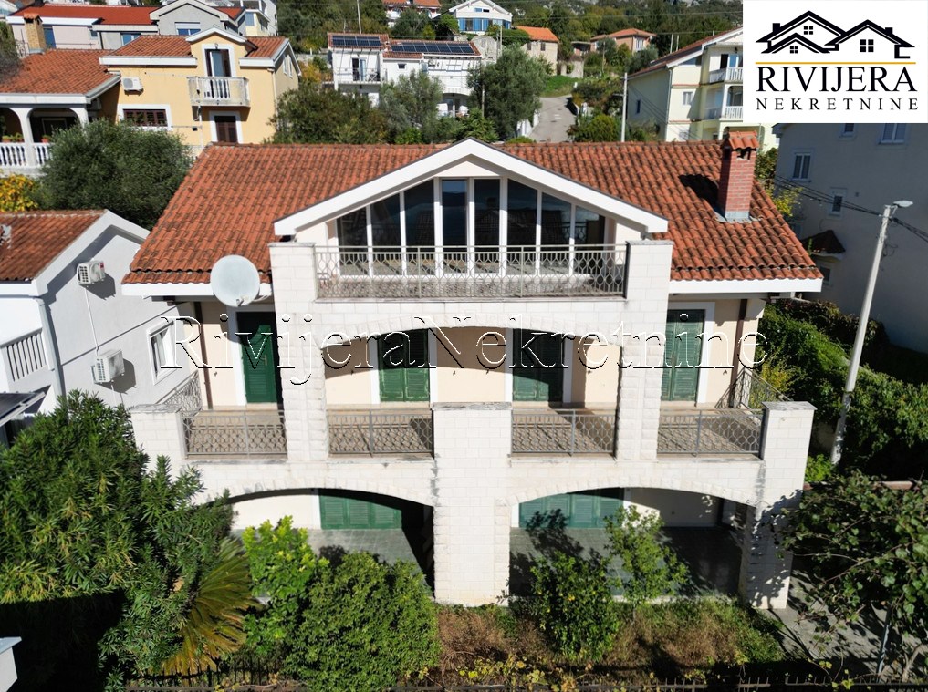 Дом в Херцег-Нови, Черногория, 270 м² - фото 1