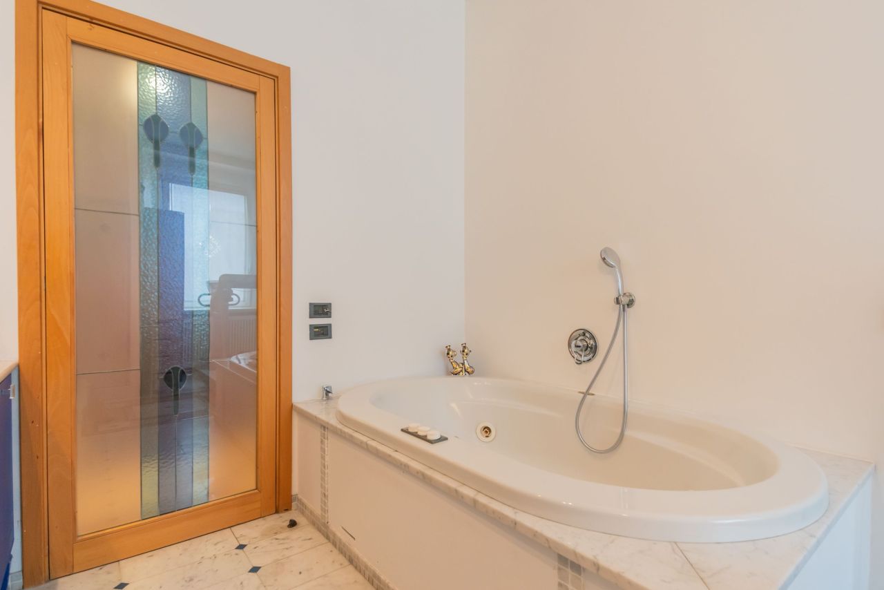 Квартира у озера Комо, Италия, 178 м² - фото 12