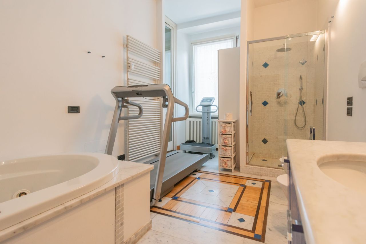 Квартира у озера Комо, Италия, 178 м² - фото 11