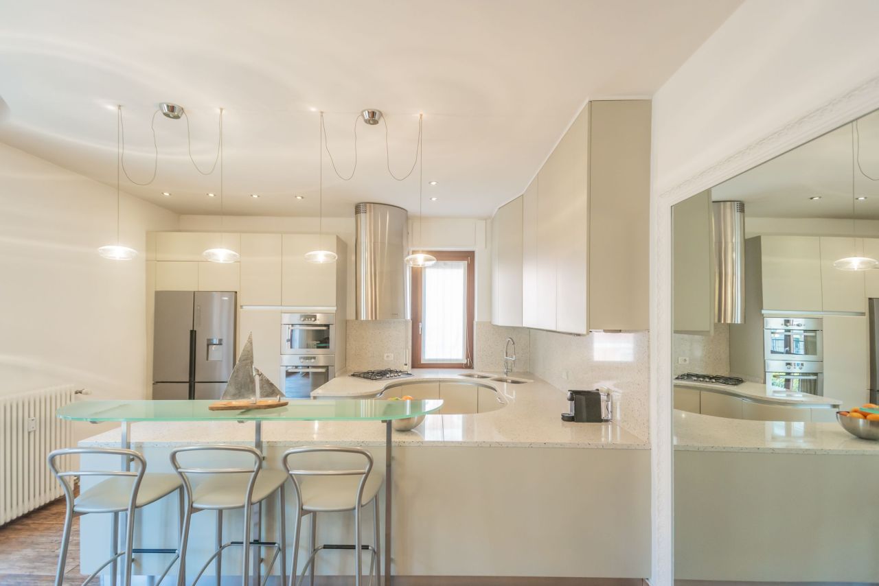 Квартира у озера Комо, Италия, 160 м² - фото 13