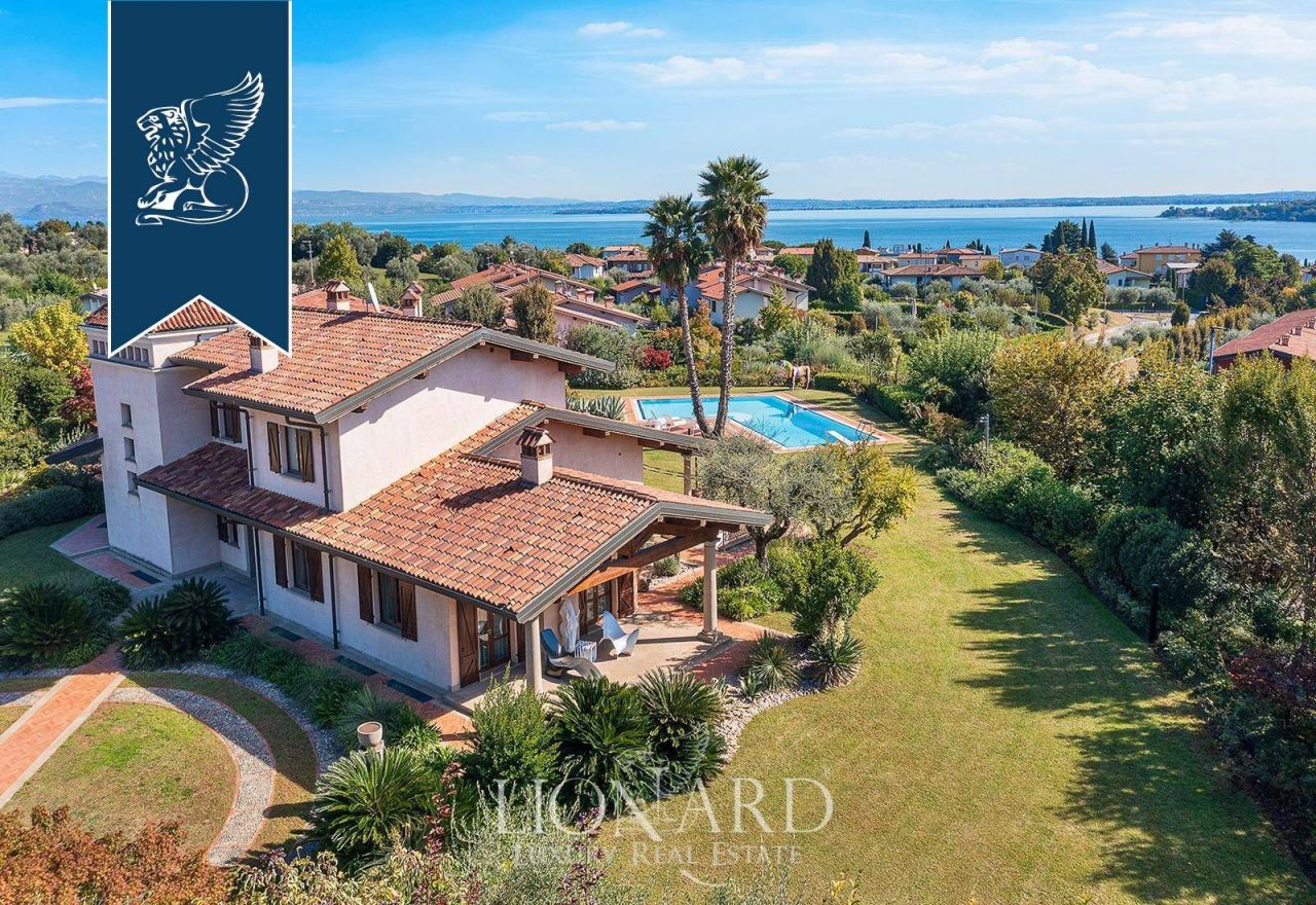 Вилла в Паденге-суль-Гарде, Италия, 900 м² - фото 1