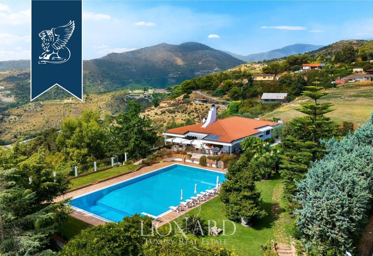 Вилла в Сан-Ремо, Италия, 700 м² - фото 1