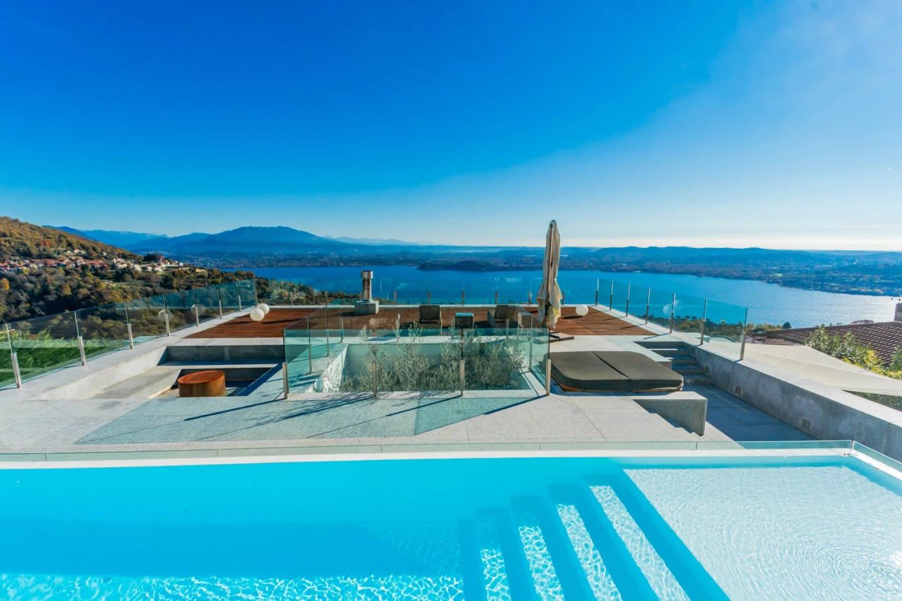 Вилла в Массино-Висконти, Италия, 360 м² - фото 1