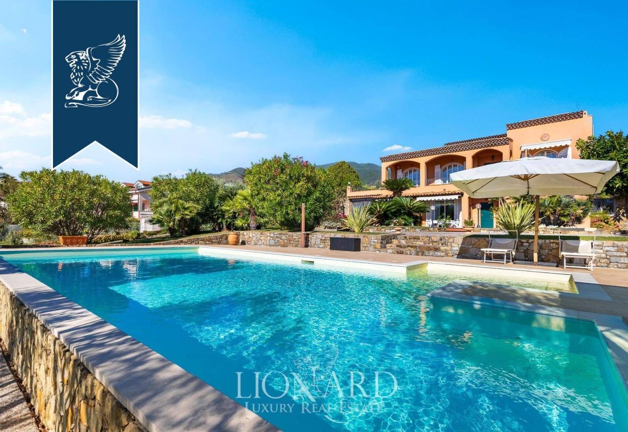 Вилла в Сан-Ремо, Италия, 480 м² - фото 1