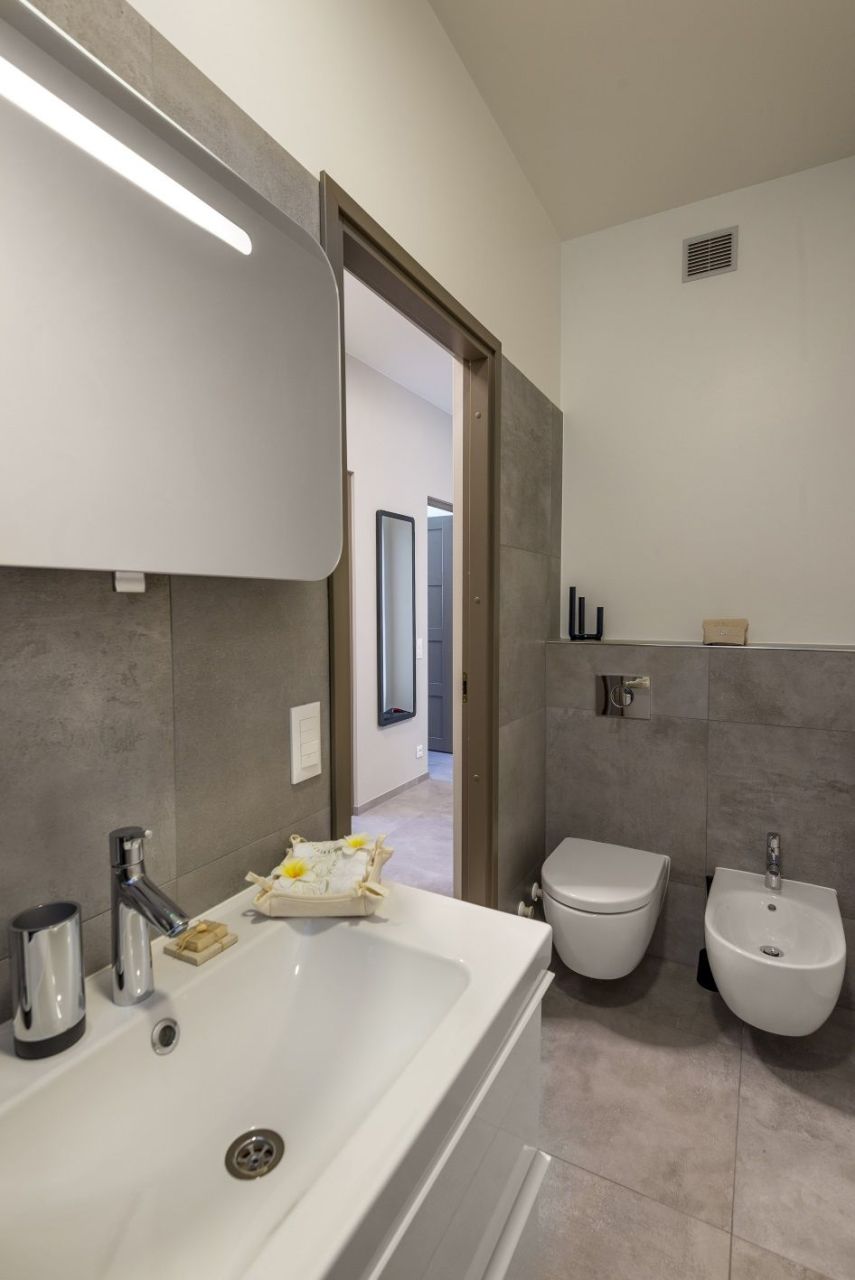 Квартира в Кампионе-д'Италия, Италия, 81 м² - фото 11