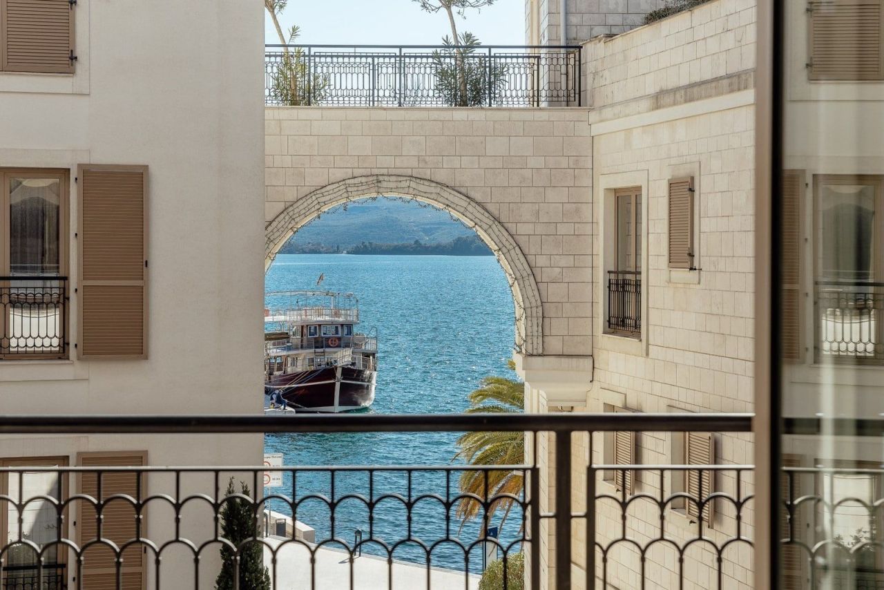 Апартаменты в Тивате, Черногория, 117 м² - фото 1