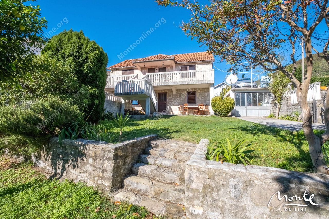 Вилла в Тивате, Черногория, 153 м² - фото 1