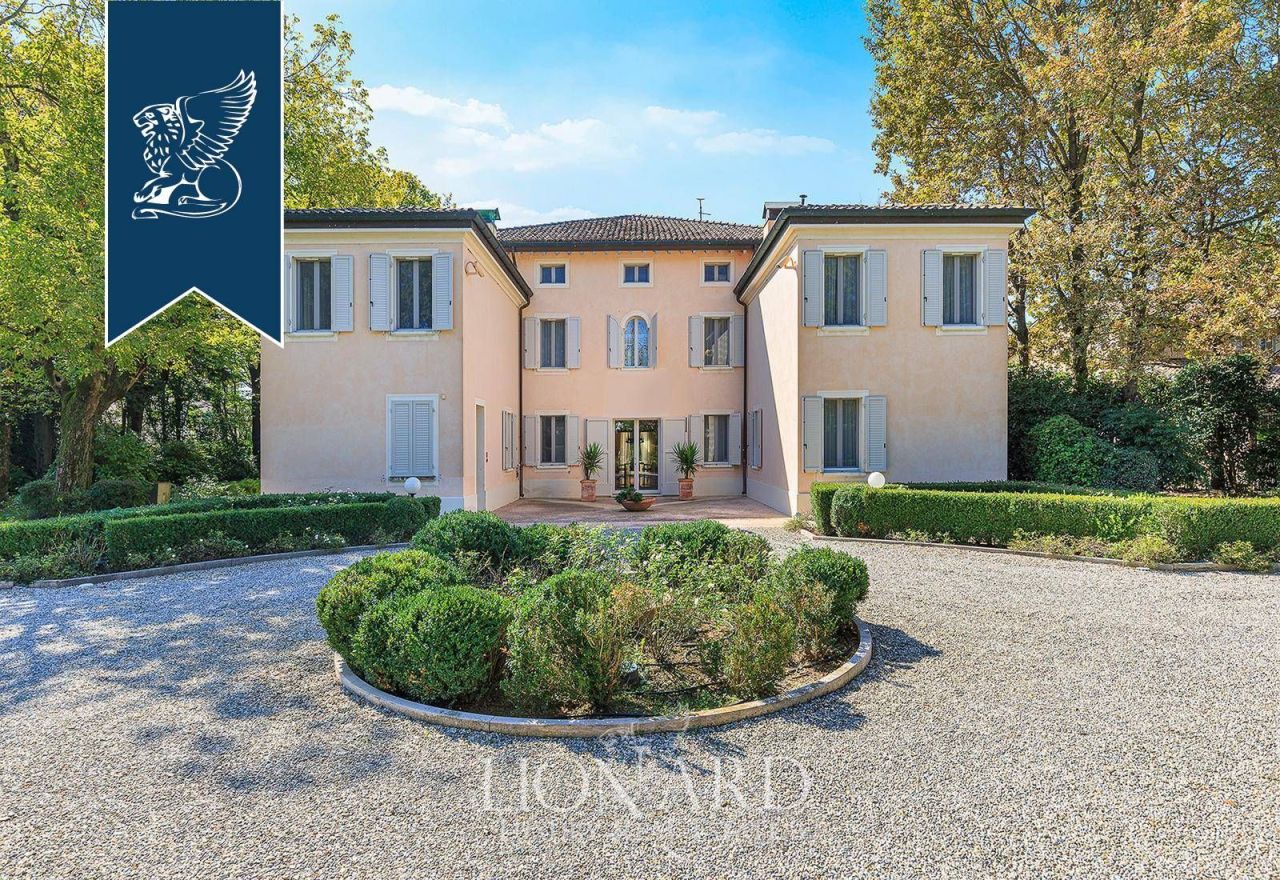 Вилла в Реджо-Эмилии, Италия, 1 200 м² - фото 1