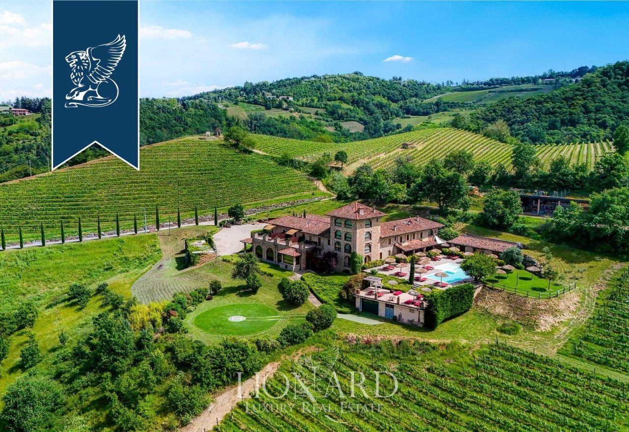 Отель, гостиница в Асти, Италия, 1 500 м² - фото 1