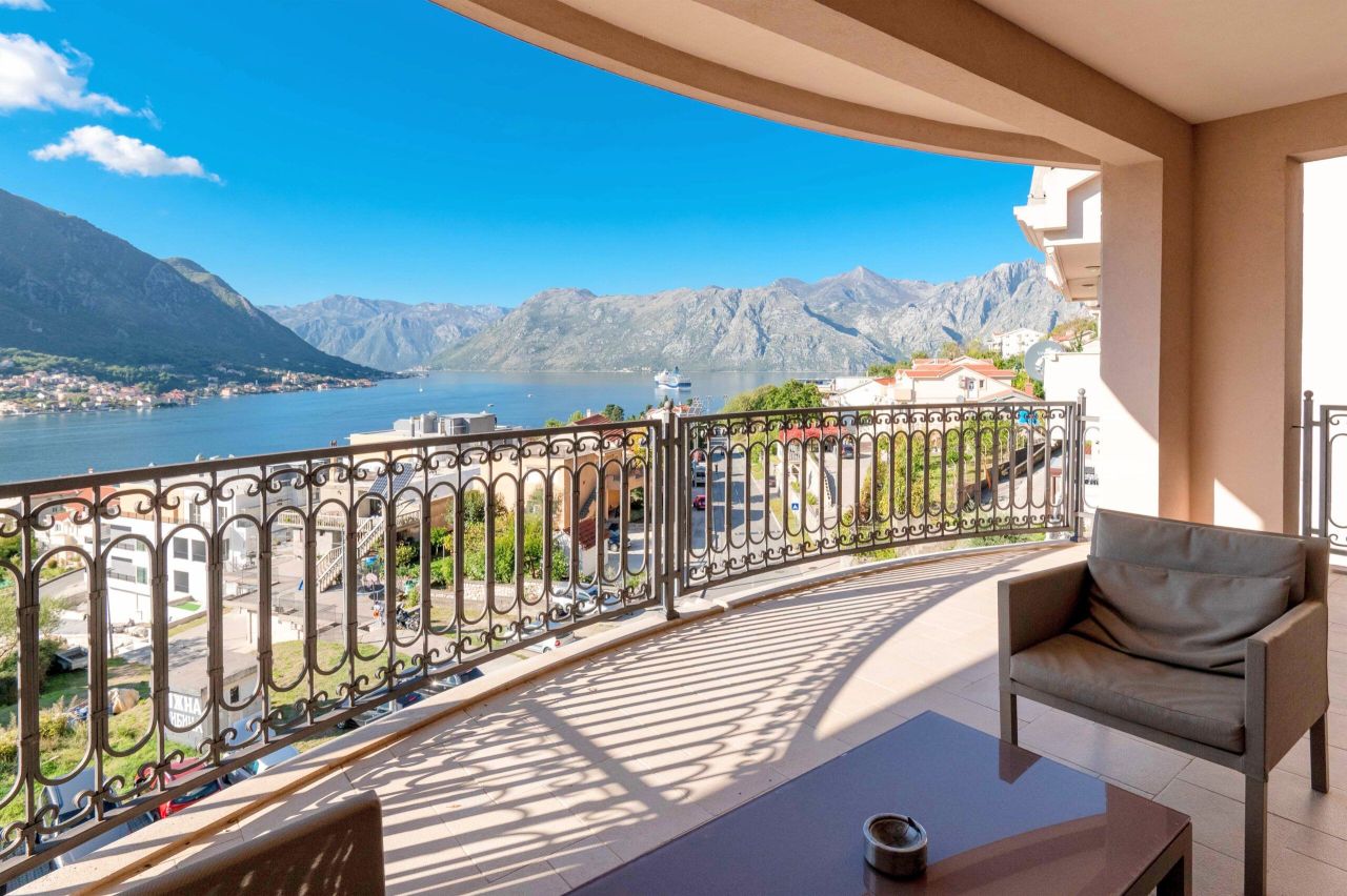 Апартаменты в Доброте, Черногория, 106 м² - фото 1