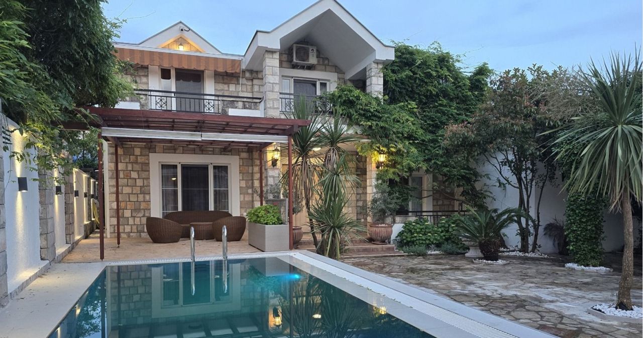 Дом в Тивате, Черногория, 179 м² - фото 1