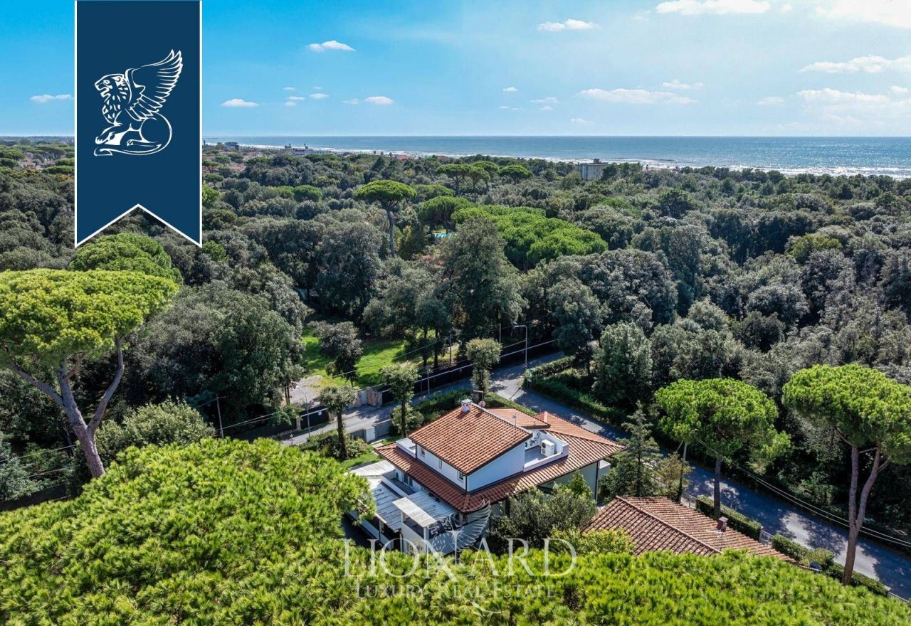 Вилла в Пьетрасанте, Италия, 650 м² - фото 1