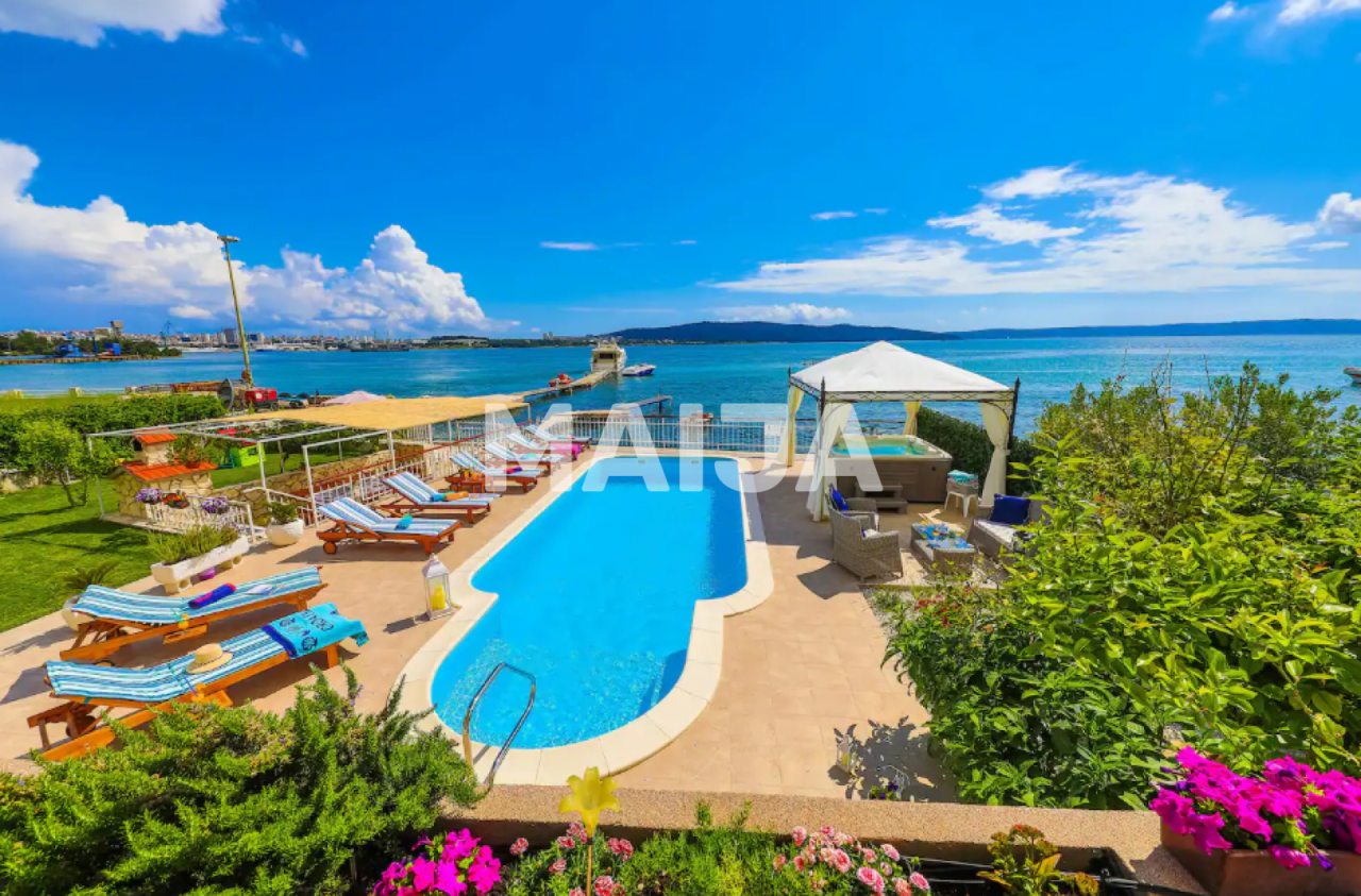 Вилла в Сплите, Хорватия, 458 м² - фото 1