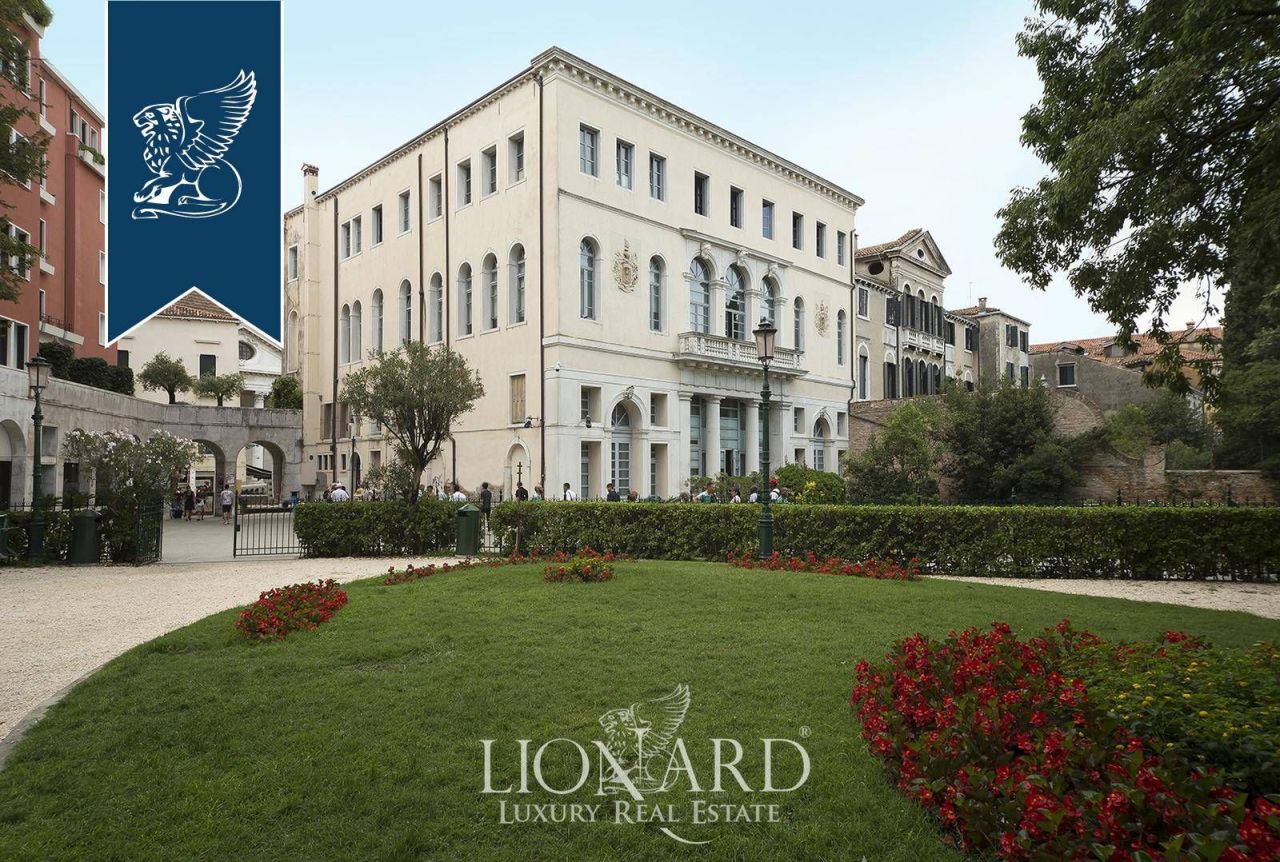 Дом в Венеции, Италия, 1 980 м² - фото 1