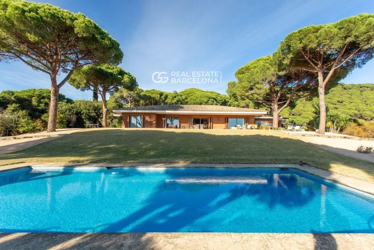 Дом Barcelona, Sant Andreu de Llavaneres, Испания, 495 м² - фото 1