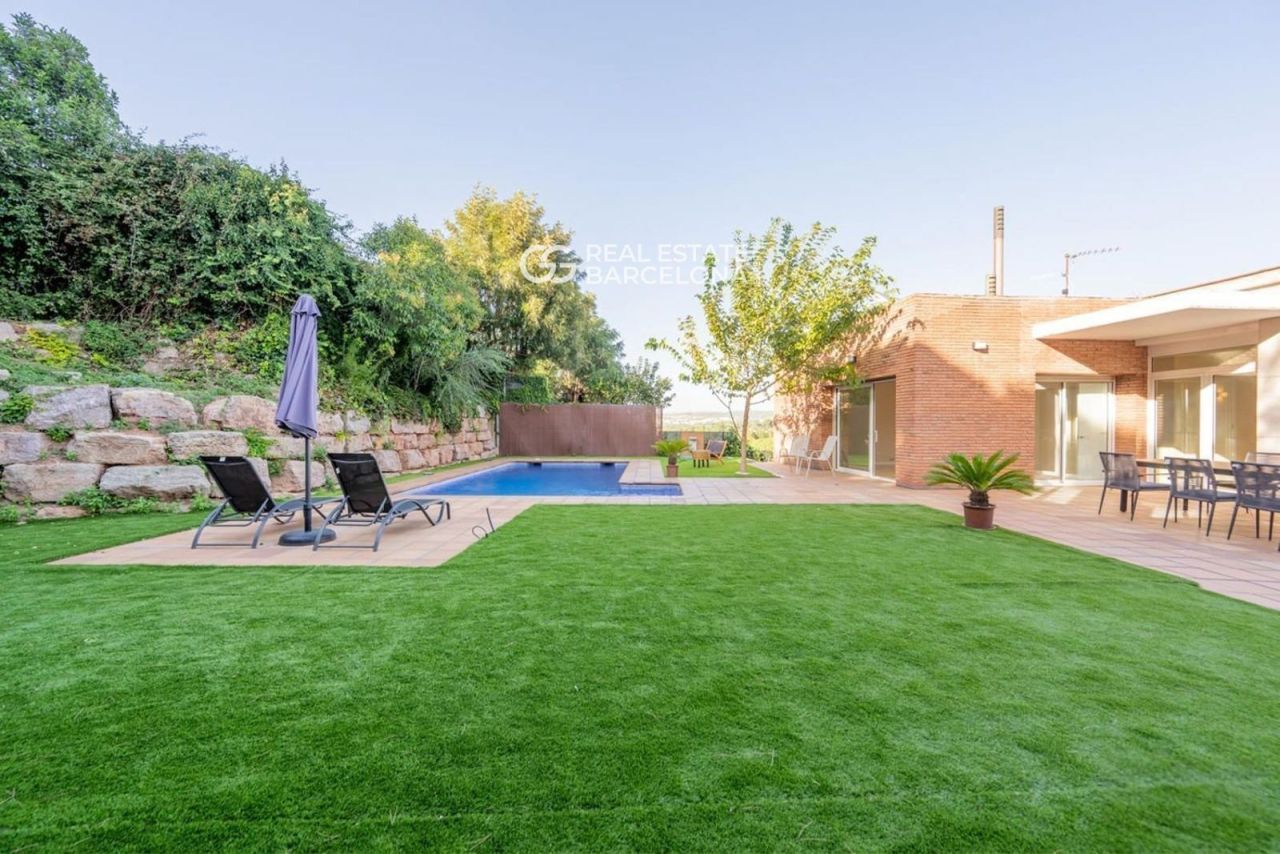 Дом в Барселоне, Испания, 941 м² - фото 1