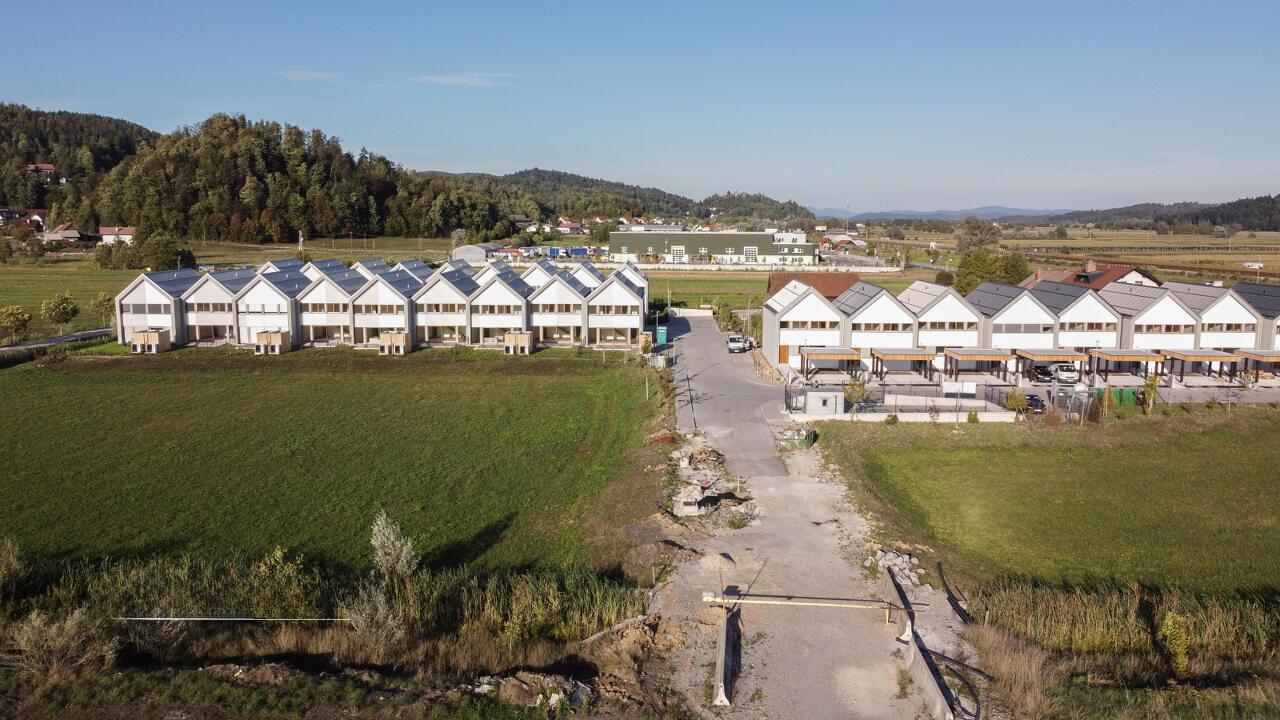 Земля в Врхнике, Словения, 30 567 м² - фото 1