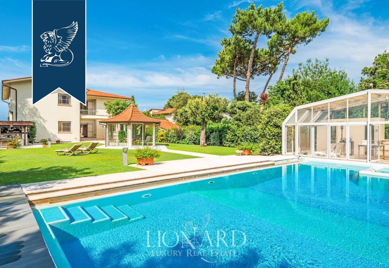 Вилла в Форте деи Марми, Италия, 650 м² - фото 1