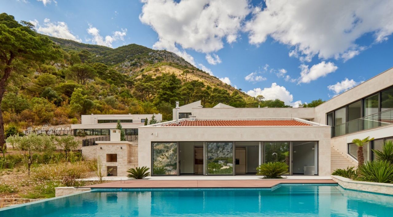 Вилла в Прчани, Черногория, 373 м² - фото 1