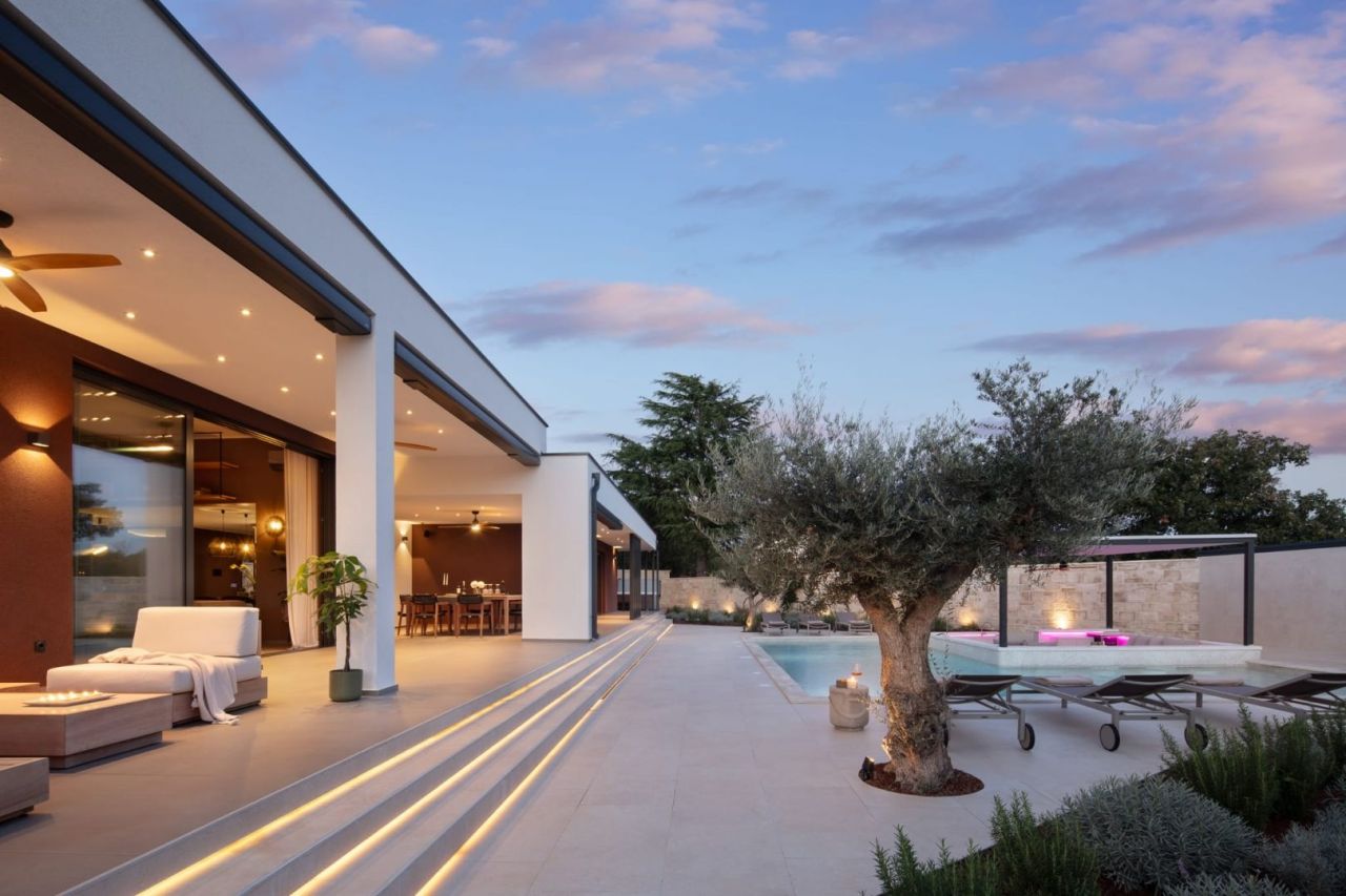 Вилла в Ровини, Хорватия, 200 м² - фото 1