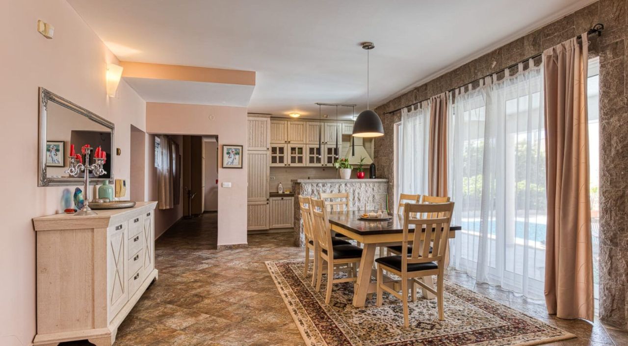 Вилла в Бечичи, Черногория, 495 м² - фото 1