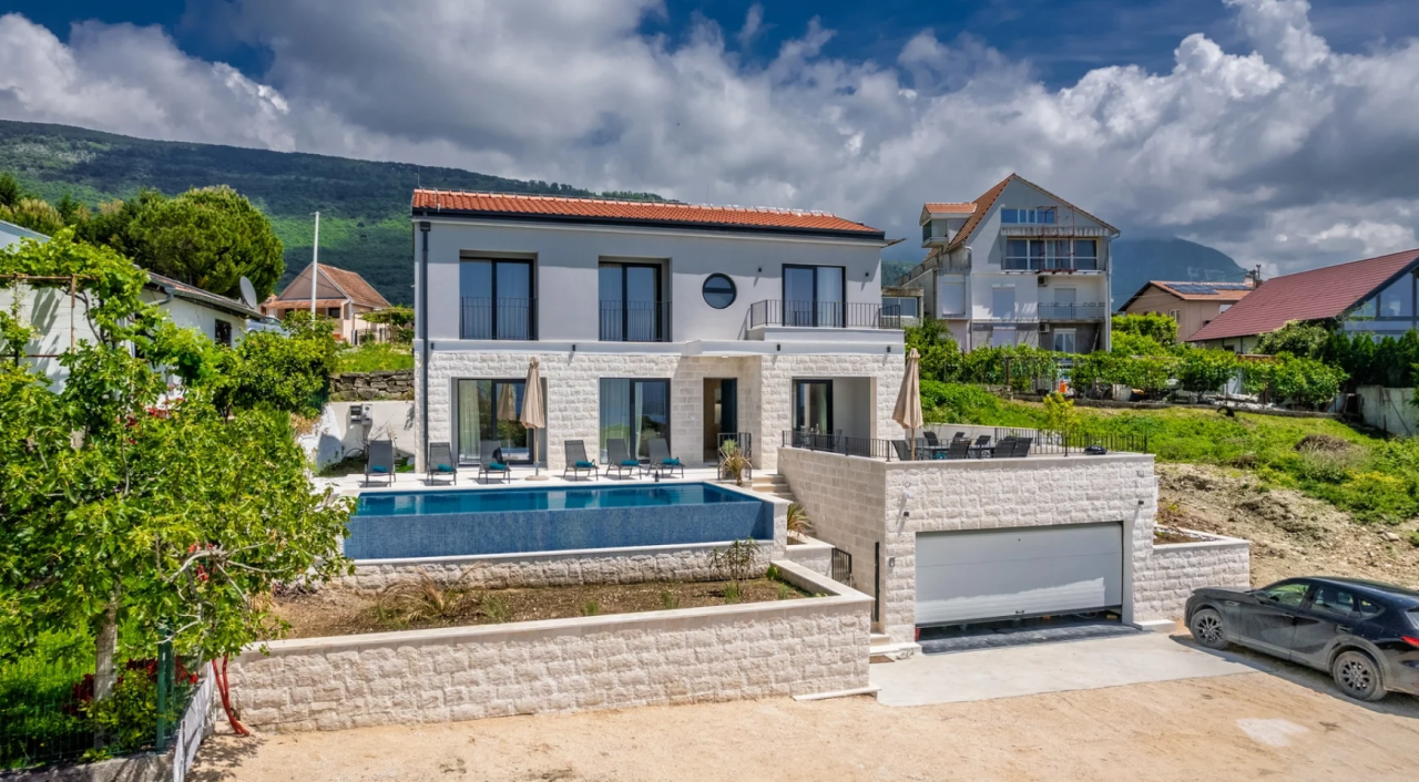 Вилла в Тивате, Черногория, 250 м² - фото 1