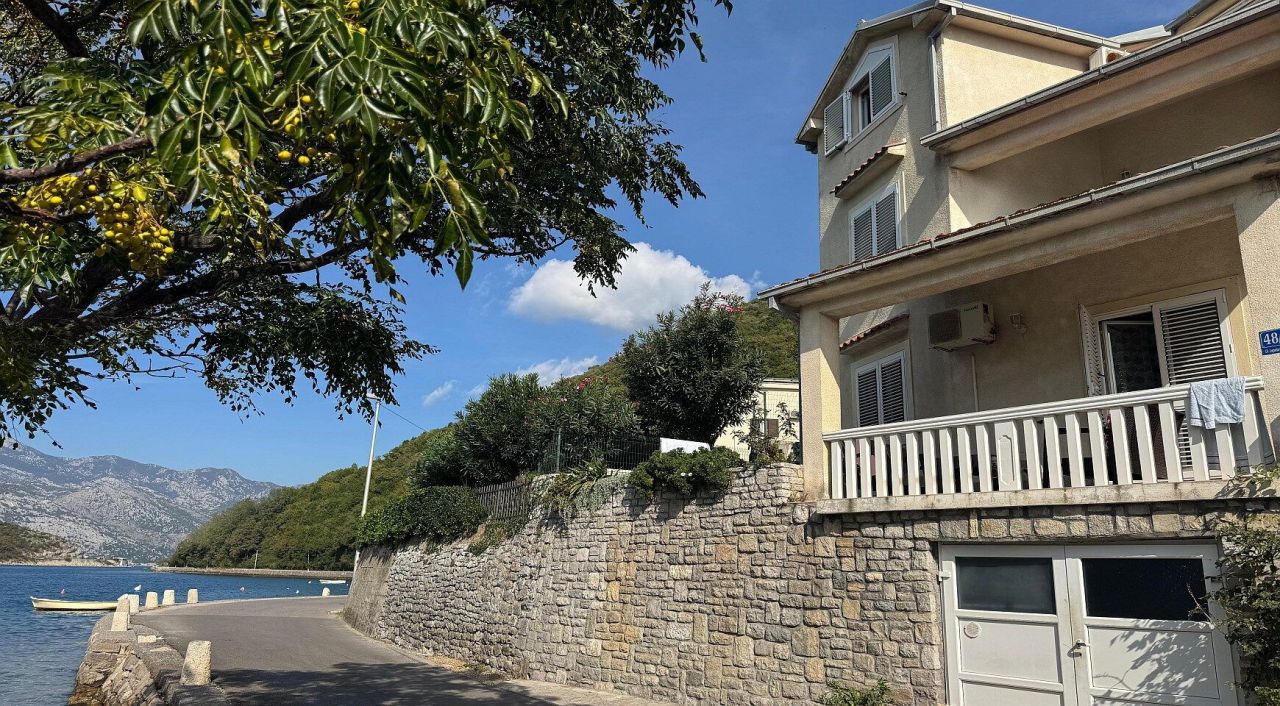 Дом в Тивате, Черногория, 257 м² - фото 1